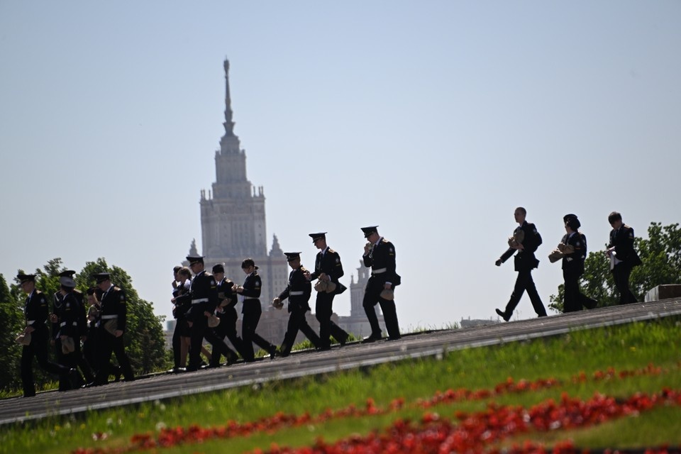    Актеры театров Москвы и боец СВО к 9 Мая прочитали стихотворение Симонова Евгения ГУСЕВА