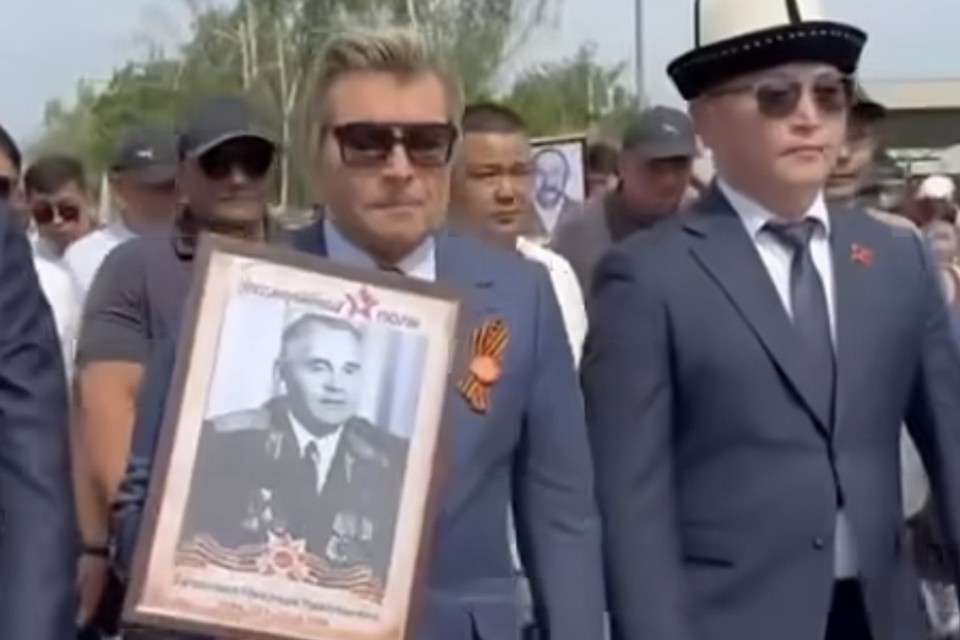    Николай Басков принял участие в шествии «Бессмертный полк» в Кыргызстане, куда прилетел на праздничный концерт к Дню Победы.