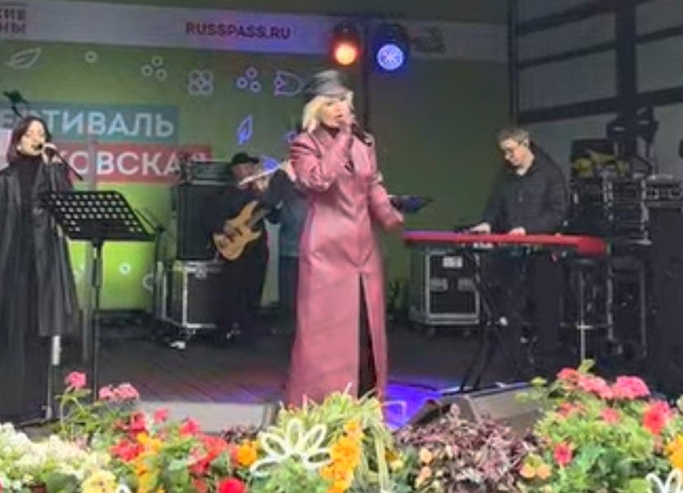    Валерия сегодня выступает с песнями военных лет.