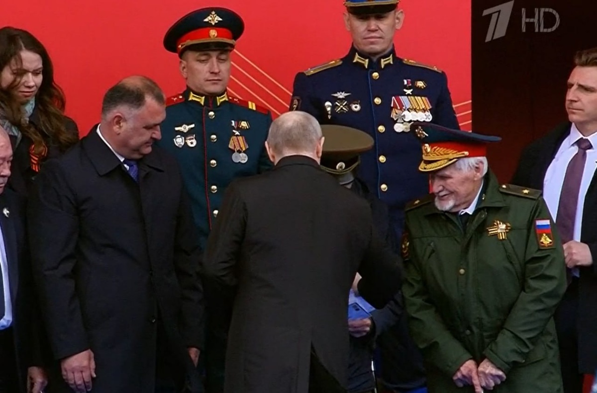 Ветеран передал конверт Путину. Скрин видео Первого канала