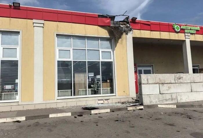 При ударе дрона в Белгородском округе ранены пятеро, включая девочку и врачей скорой. Обложка © Telegram / Настоящий Гладков