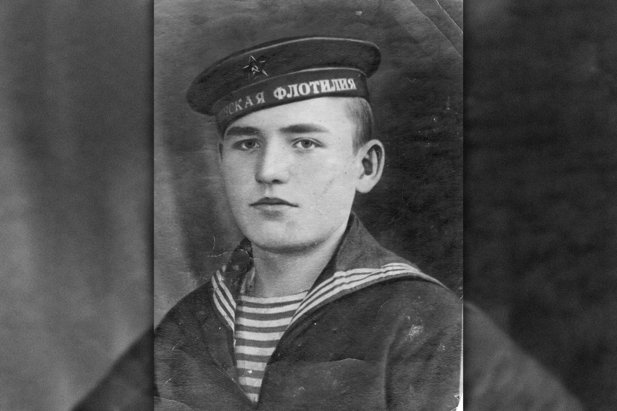    Бондарев Владимир Алексеевич (1922-2018) младший лейтенант, Дунайская Краснознамённая орденов Нахимова I степени и Кутузова II степени военная флотилия./команда журнала "Родина"