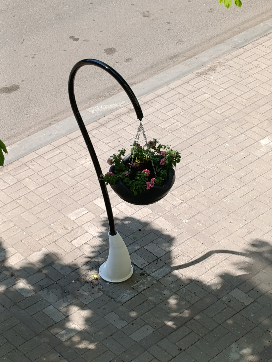 Новые уличные клумбы в Донецке. 