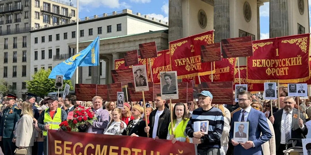 Участники «Бессмертного полка» в Берлине спели «Катюшу»