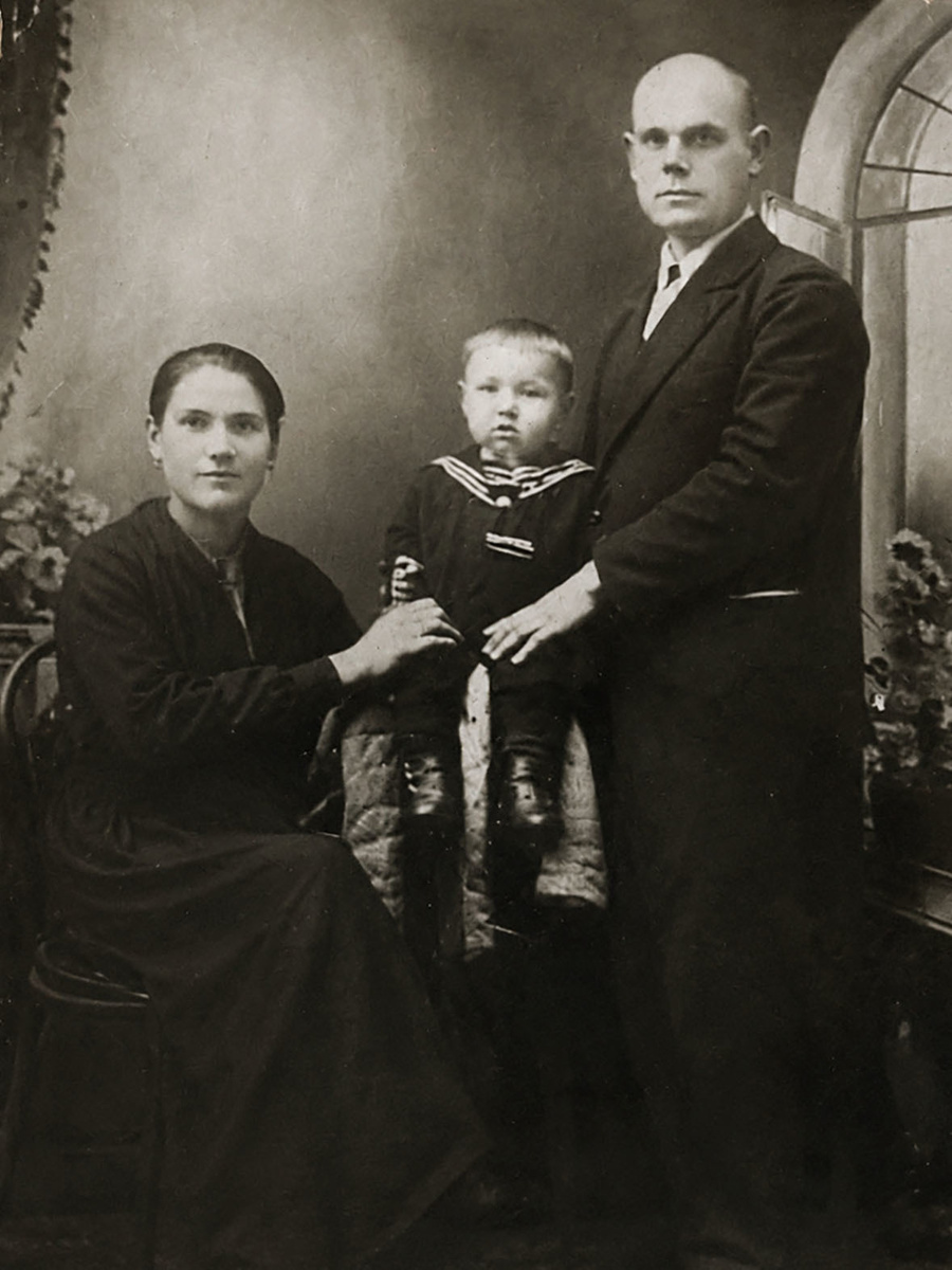   1926 год. Маленький Анатолий Парфенов с отцом Иваном и матерью Александрой.Из архива семьи Парфеновых