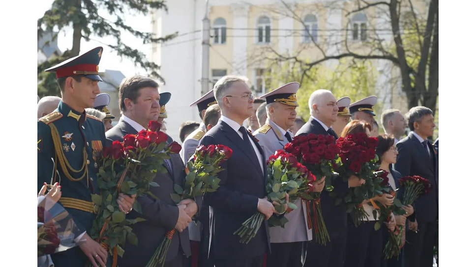 У мемориала Вечная Слава в Ставрополе глава региона Владимир Владимиров вместе с земляками возложил цветы к Вечному огню.📷Фото: пресс-служба губернатора Ставрополья