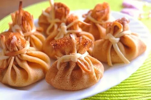 Оригинальная горячая закуска — нежный жюльен из курицы и шампиньонов, запечённый в румяных блинных мешочках. Подойдёт для праздничного стола, фуршета или романтического ужина. Готовится просто, а выглядит эффектно. 