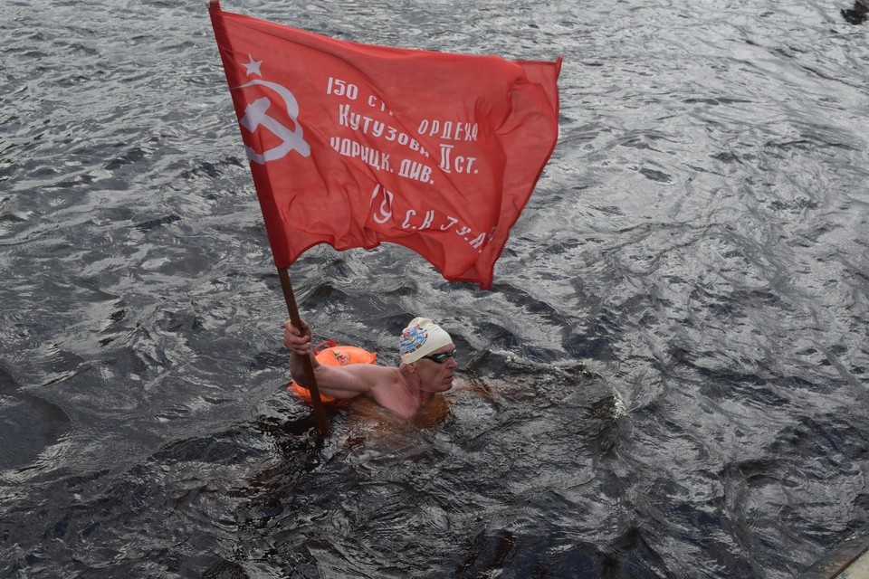    Тюменские «моржи» бросили вызов стихии в День Победы, преодолев 440 метров сквозь ветер Фото: Анна Горлач