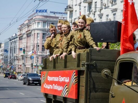 «Бессмертный полк» в лицах и автопробеги: как Ростов встретил 9 Мая без парада