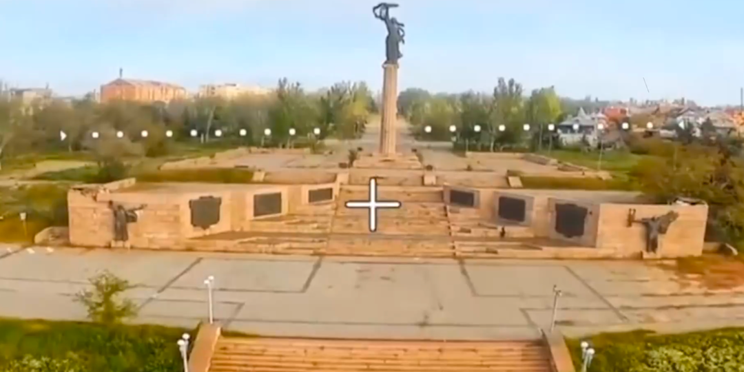 Российские военные с помощью дрона возложили цветы к мемориалу в Херсоне
