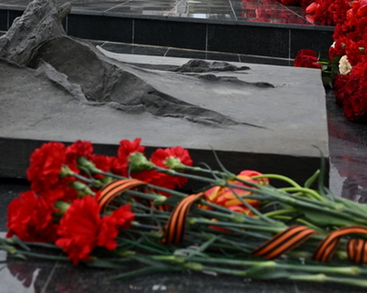     Военные группировки «Север» почтили память героев в Курской области