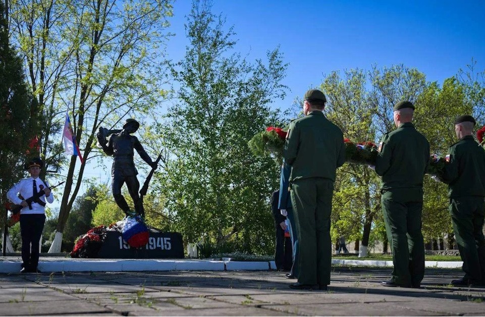    9 мая в Чонгаре возложили цветы к памятнику героям Великой Отечественной войны Фото: канал МАХ Владимира Сальдо