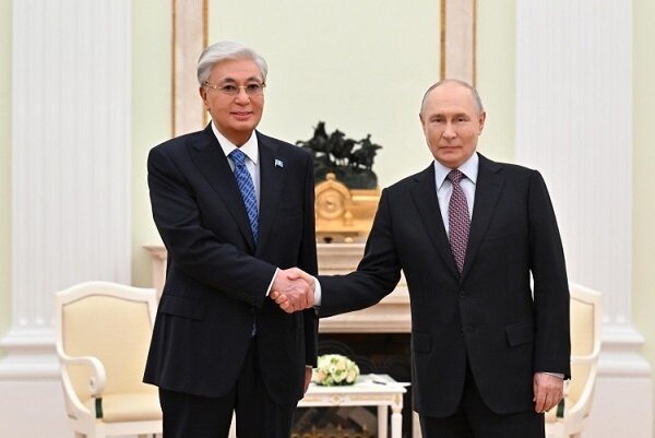    Президент Казахстана Касым-Жомарт Токаев (слева) и президент России Владимир Путин (справа) провели переговоры в Москве накануне Парада Победы. Источник: Пресс-служба президента Казахстана