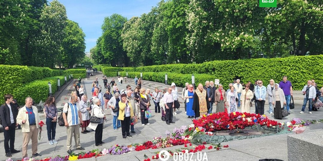 В городах Украины люди 9 мая несут цветы к мемориалам погибшим советским воинам