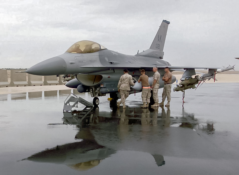  F-16C блок 40 с/н 89-2121 из 18-й эскадрильи, Аль-Джабер, январь 2002 г. Под воздухозаборником подвешены оба контейнера системы LANTIRN. 