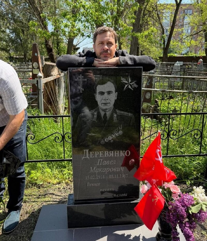     Павел Деревянко навестил могилу деда