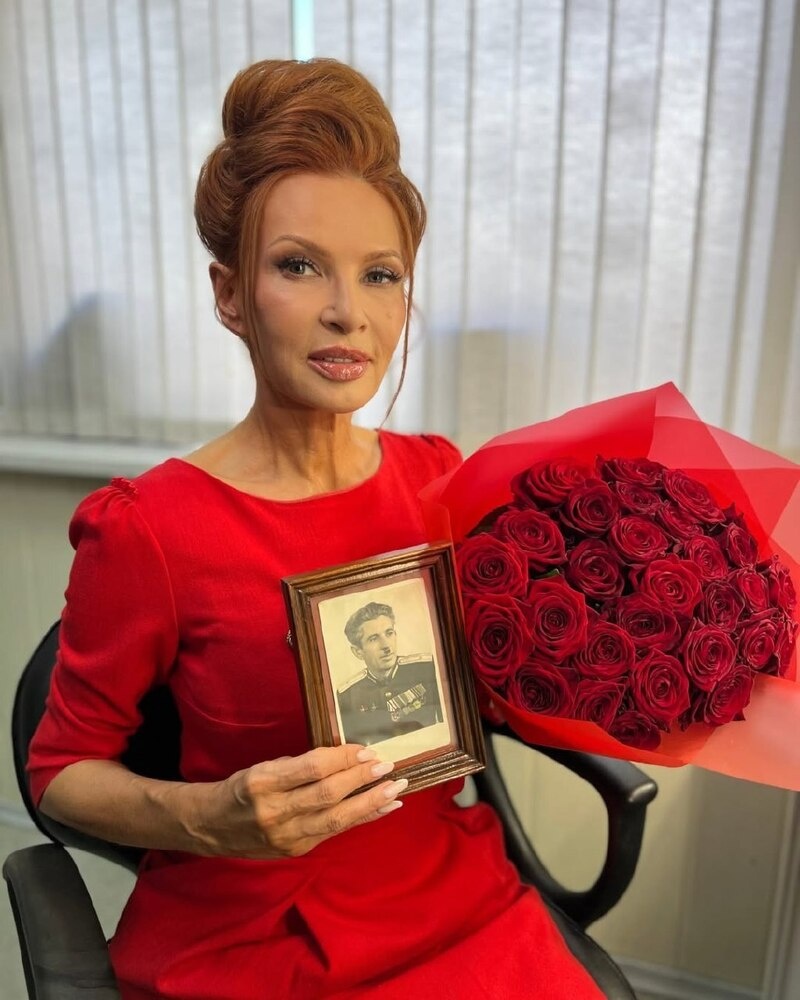     Эвелина Бледанс с фотографией деда