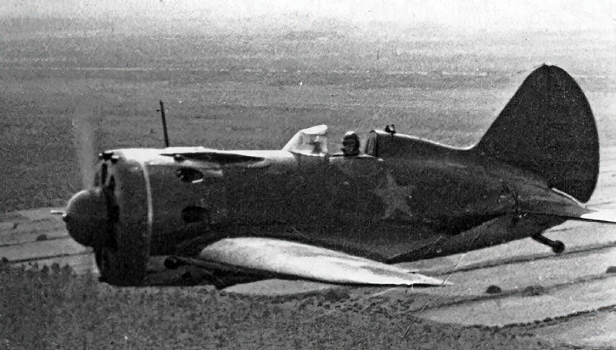 Истребитель И-16 в небе