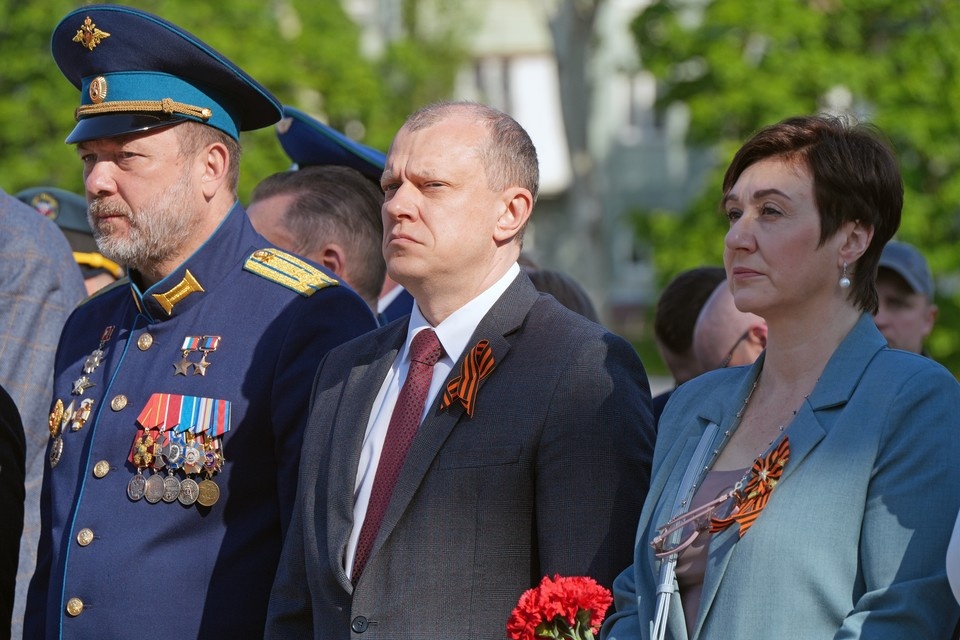    В Мариуполе отмечают День Победы. Слева направо: депутат Госдумы Дмитрий Саблин, Глава г.о. Мариуполь Антон Кольцов, заместитель главы г.о. Мариуполь Маргарита Полунина Александр ИВАНОВ