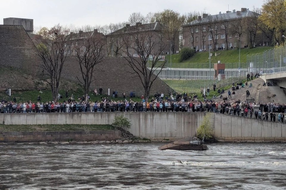    Толпы эстонцев собрались не берегу Нарвы, чтобы посмотреть концерт в честь Дня Победы в Ивангороде. Анна ГРЕНЬ