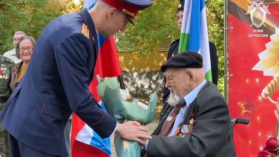 101-летнему фронтовику из Уфы устроили торжественный марш под окнами