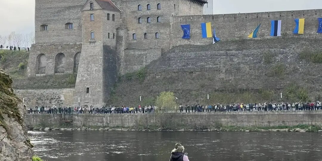 Жители Нарвы стали свидетелями, как Ивангороду присвоили звание «Города воинской славы»