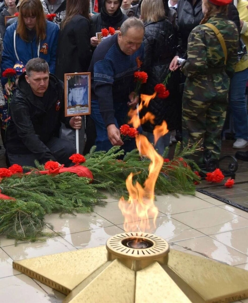    Возложение цветов к Вечному огню   Соцсети Виталия Хоценко