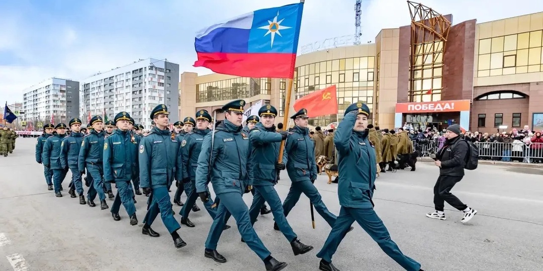 Сегодня в Новом Уренгое, как и по всей стране, проходит шествие Бессмертного полка