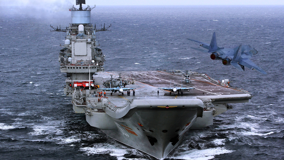 «Адмирал Кузнецов» в море. Источник: km1.ru
