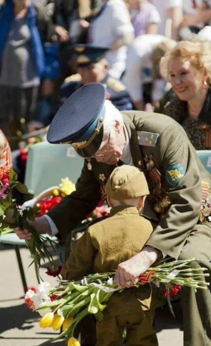 9 мая. Мир, подаренный ими, в руках их юных наследников.