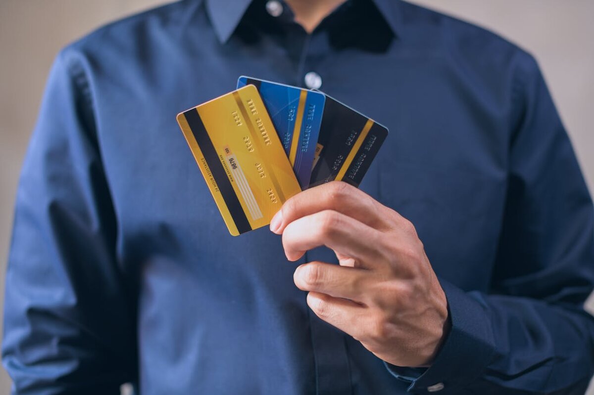 Не повторяйте чужих ошибок с личной картой. От штрафа в 60 000 ₽ до спокойствия за сутки. Как подключить приём платежей легально и забыть про риски.