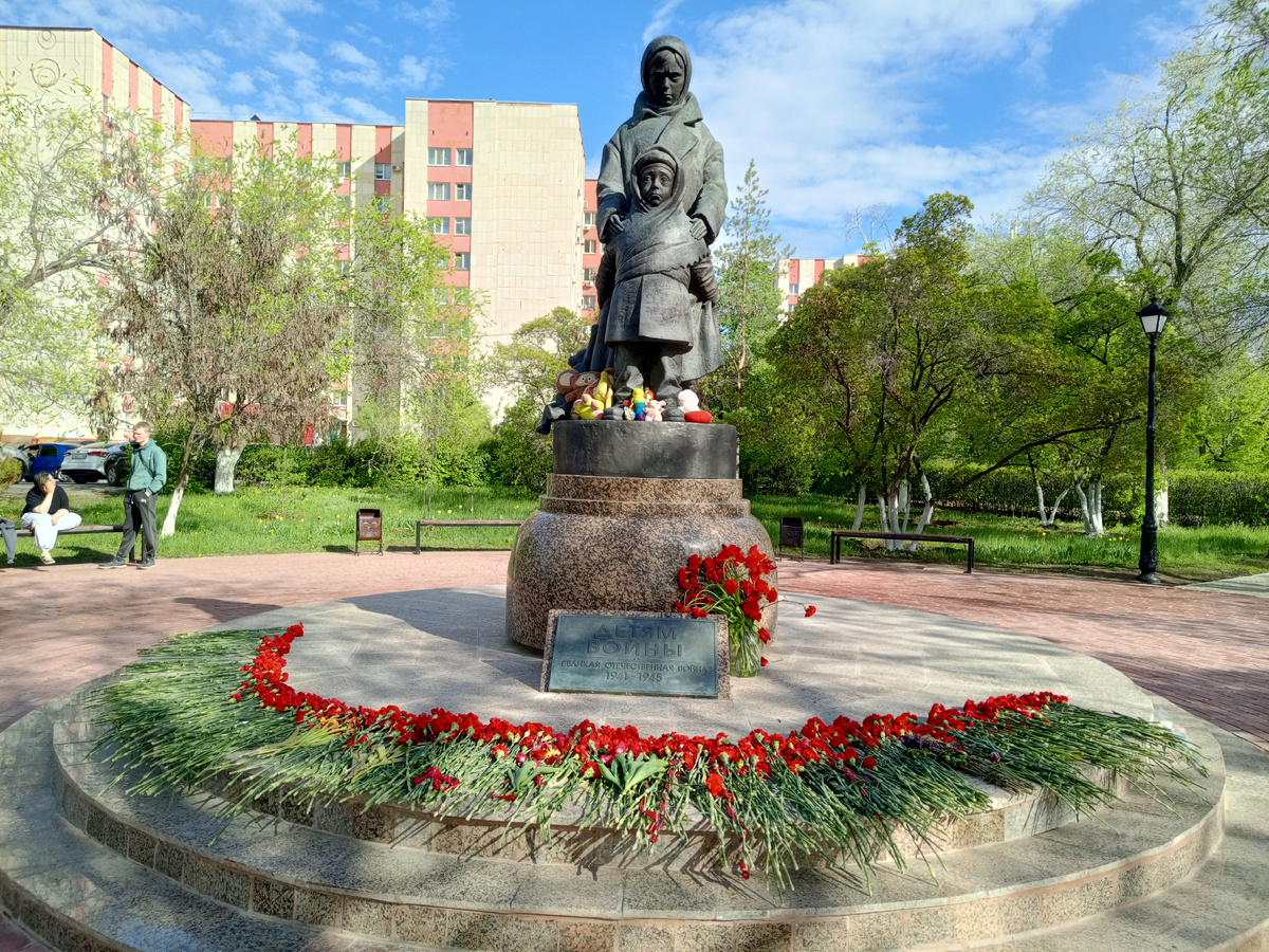 Памятник детям войны установлен сравнительно недавно на проспекте Победы.
