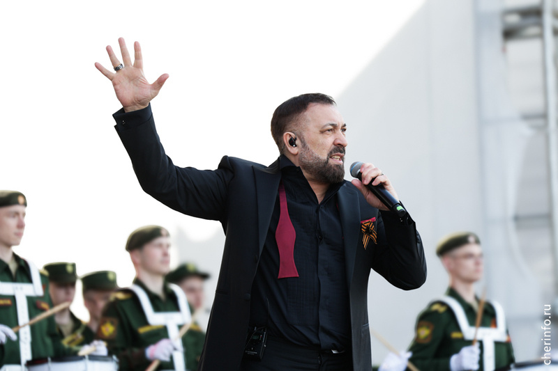    Сегодня наш земляк, певец, музыкант и композитор выступил на площади Молодежи вместе с Александром Юрпаловым, соавтором песни "Вологодская земля" и автором песни "Русские встали".