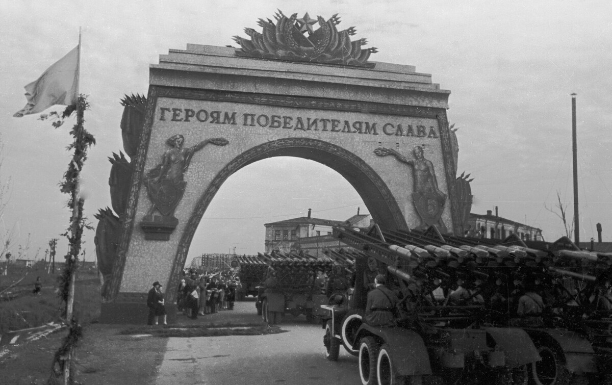 Парад войск и торжества в честь возвращения в Ленинград соединений Ленинградского гвардейского стрелкового корпуса (45-я, 63-я, 64-я гвардейские стрелковые дивизии), 1945 год. Фото Г. Чертова