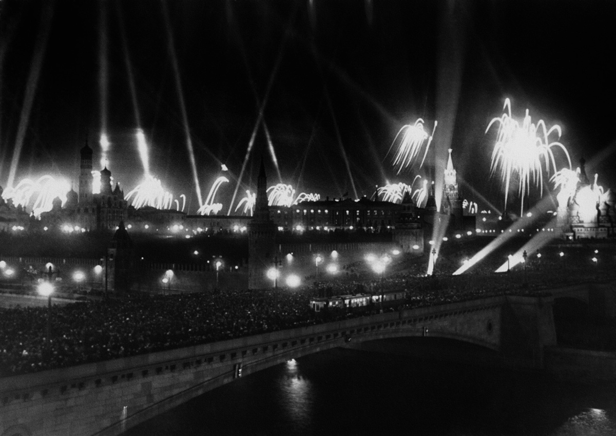 Салют Победы 9 мая 1945 года. Фото С. И. Васина