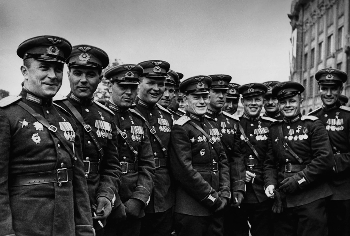 Летчики – Герои Советского Союза, 1945 год. Фото Т. Н. Мельника