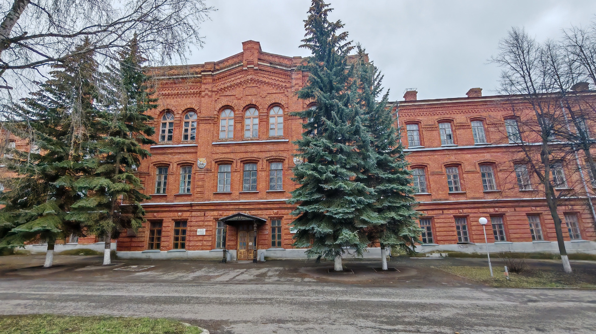 Здание бывшего Суворовского училища г. Ульяновска. Фото автора 