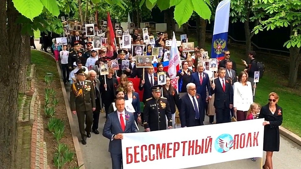 «Вы заплатили цену за весь мир»: как в Турции прошли акции памяти ко Дню Победы