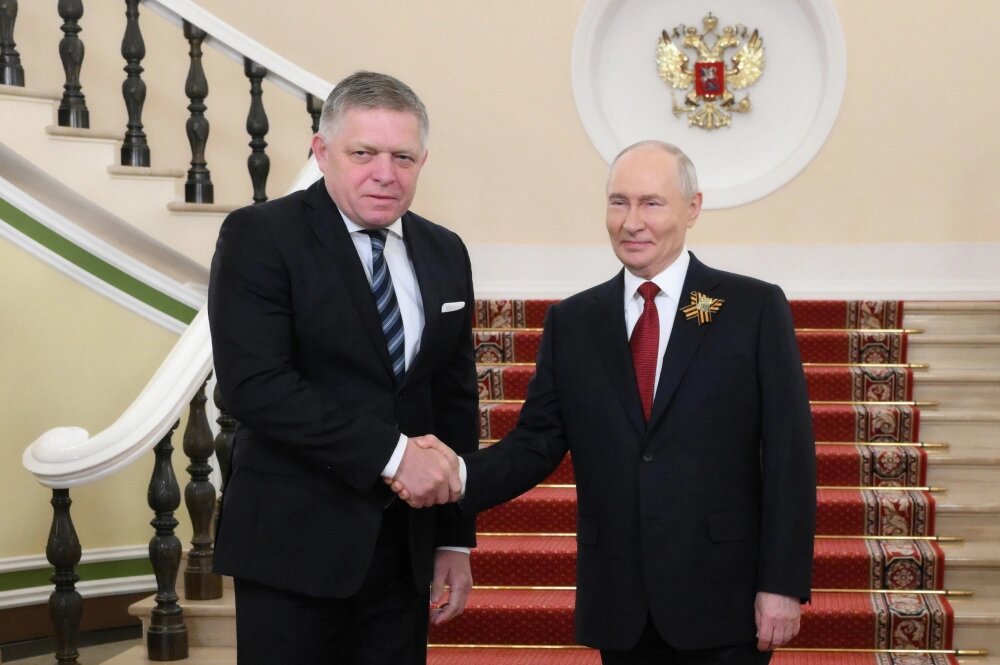    Владимир Путин встречает председателя правительства Словакии Роберта Фицо (слева) в Кремле в День Победы. Фото: РИА Новости/ Григорий Сысоев
