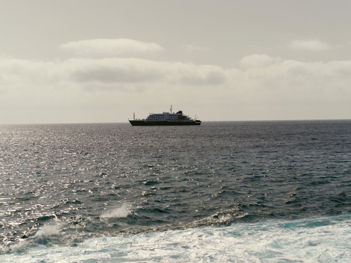    Круизный лайнер MV Hondius в порту Прайя, Кабо-Верде | © AP Photo / Arilson Almeida