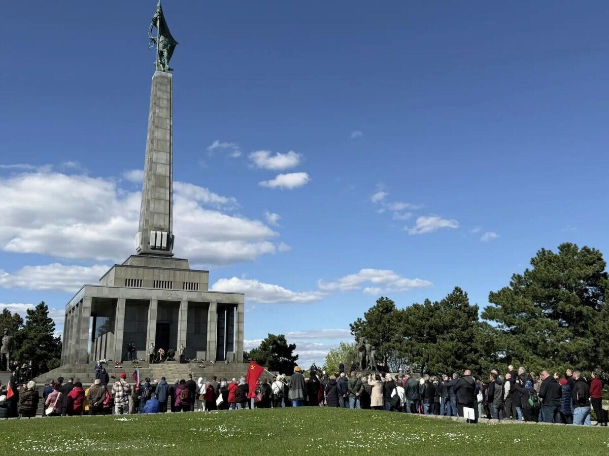    Церемония возложения цветов к Мемориалу павшим советским воинам Славин в Братиславе | © РИА Новости