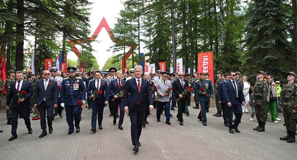 Глава Башкирии возложил венок к Вечному огню в парке Победы