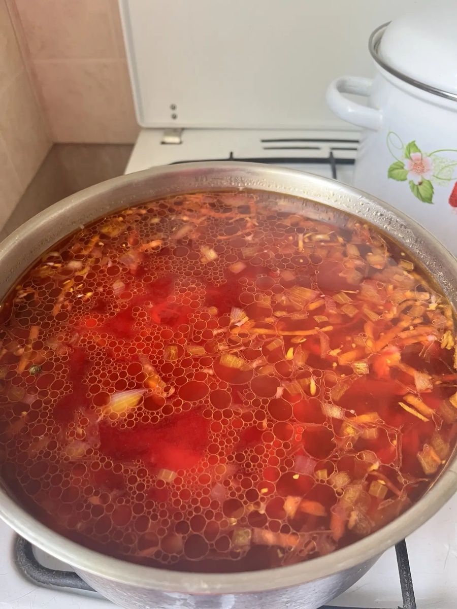 Мой борщ. Пять литров, но я меньше варить не умею. 