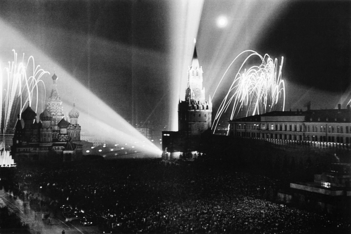 Салют Победы в Москве. Вид на Красную площадь. Праздничный салют начался 9 мая 1945 года в 22.00. Последовало тридцать залпов из тысячи орудий в небо, освещаемое прожекторами. 
