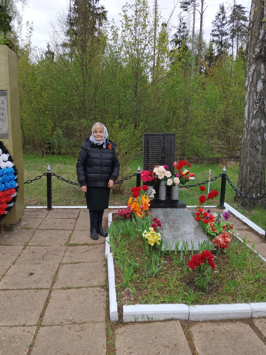 Тётя Мила после уборки, у могилы своего двоюродного брата Якова Гуревича и других бойцов