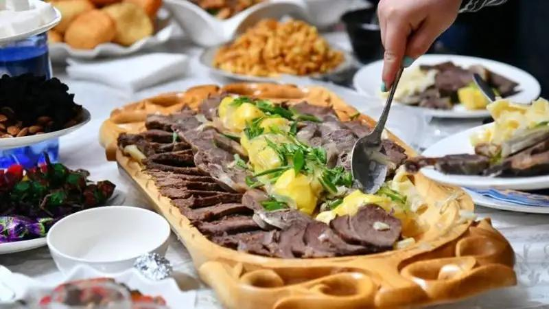 Настоящий казахский Бешбармак из конины — аромат степи, сочное мясо и вкус древних традиций