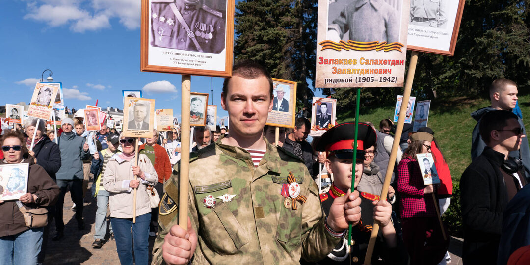 «Это дань памяти великим героям и единение нашего народа»: как в Казани прошел «Бессмертный полк»