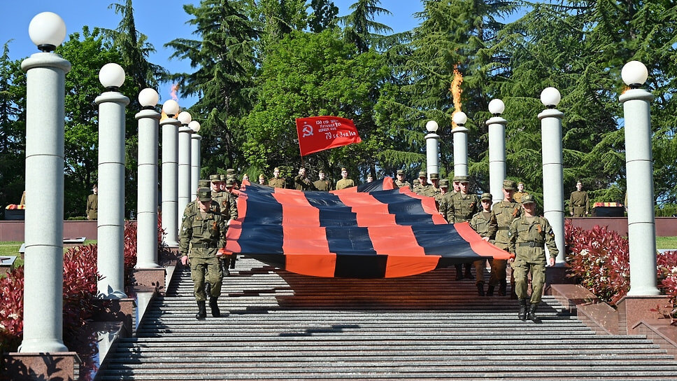 В церемонии на Завокзальном мемориальном комплексе участвовали глава города Андрей Прошунин, депутат Государственной Думы РФ Константин Затулин, председатель Городского Собрания Сочи Виктор Филонов, епископ Сочинский и Туапсинский Герман.📷Фото: пресс-служба администрации Сочи