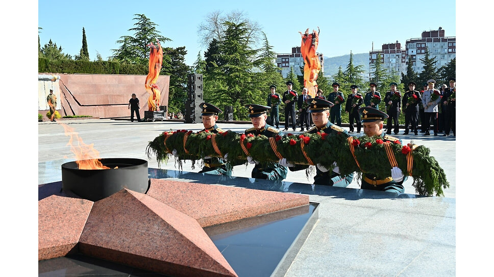 На главном городском мемориале захоронены более четырех тысяч воинов, скончавшихся от ран в сочинских госпиталях.📷Фото: пресс-служба администрации Сочи