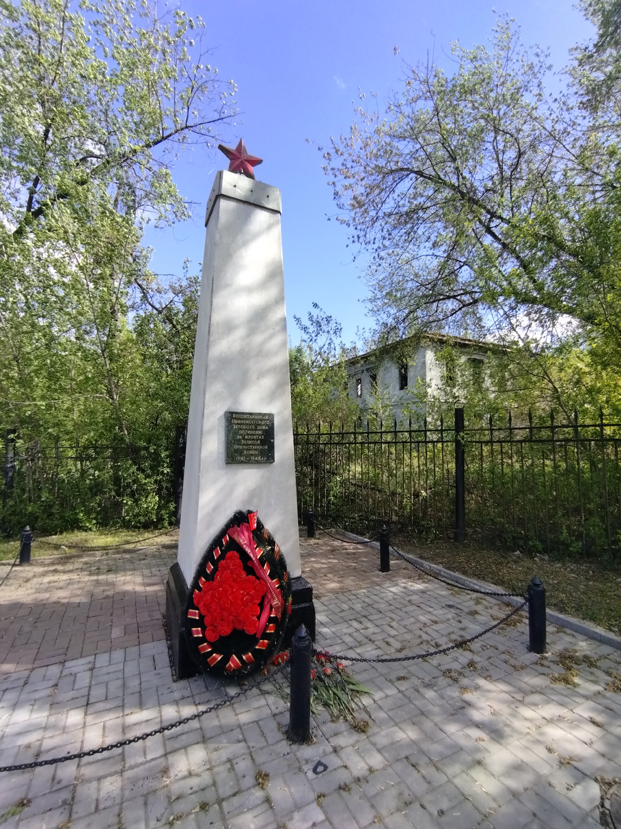 Мемориал и остатки того самого детского дома